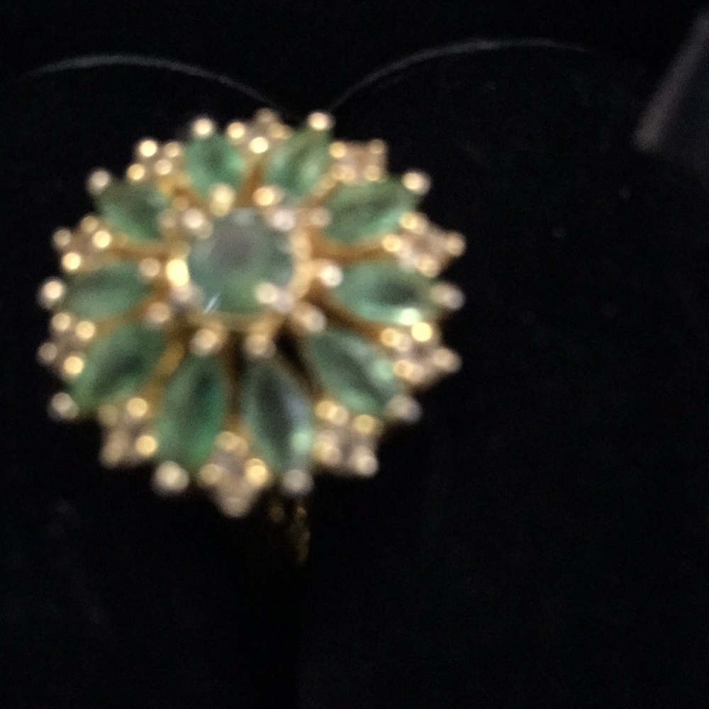 An emerald ring - Picture 2 of 2